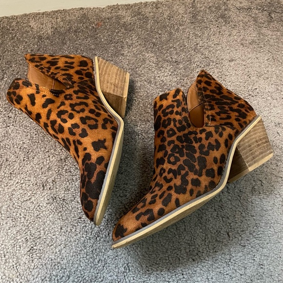 Nature Breeze Leopard Print Leather Block Heel V Cut Western Ankle Booties Sz 9 - Picture 2 of 8
